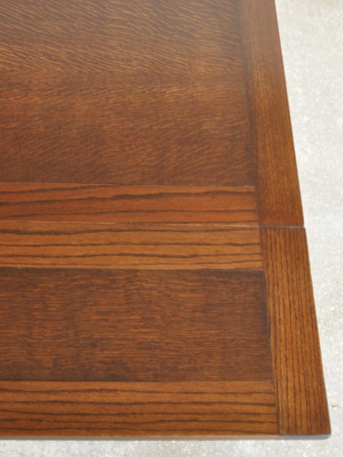 アンティークテーブルらしい木目