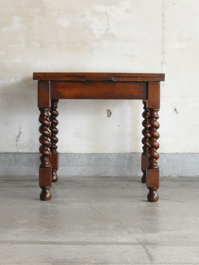 伸長式テーブルの側面