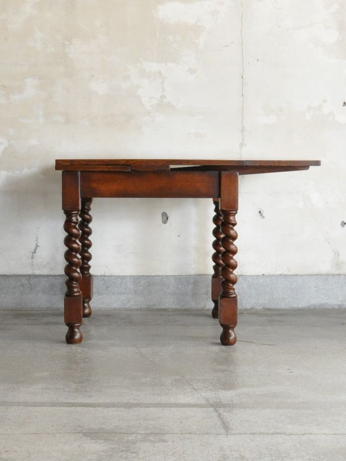 伸長式テーブルを片方開くと