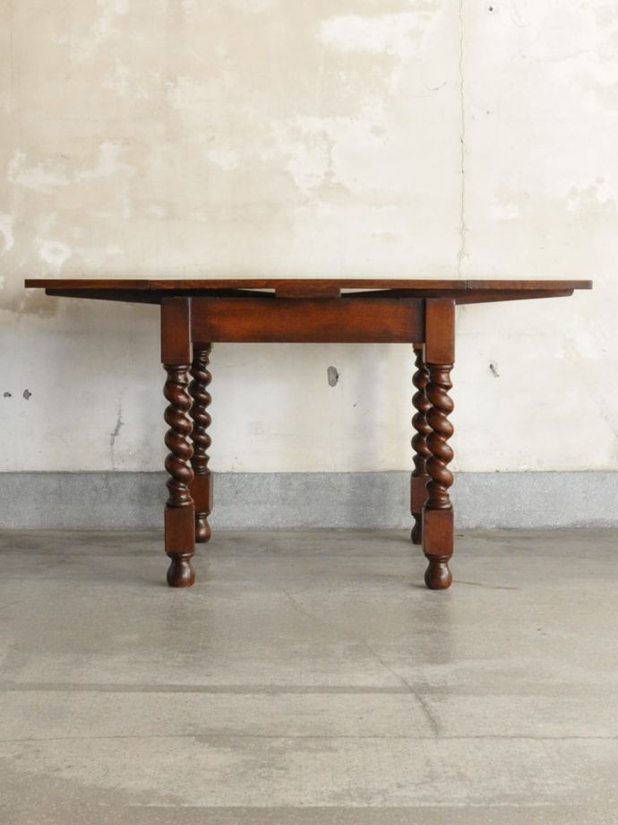 両方のリーフを開いた伸長式テーブル