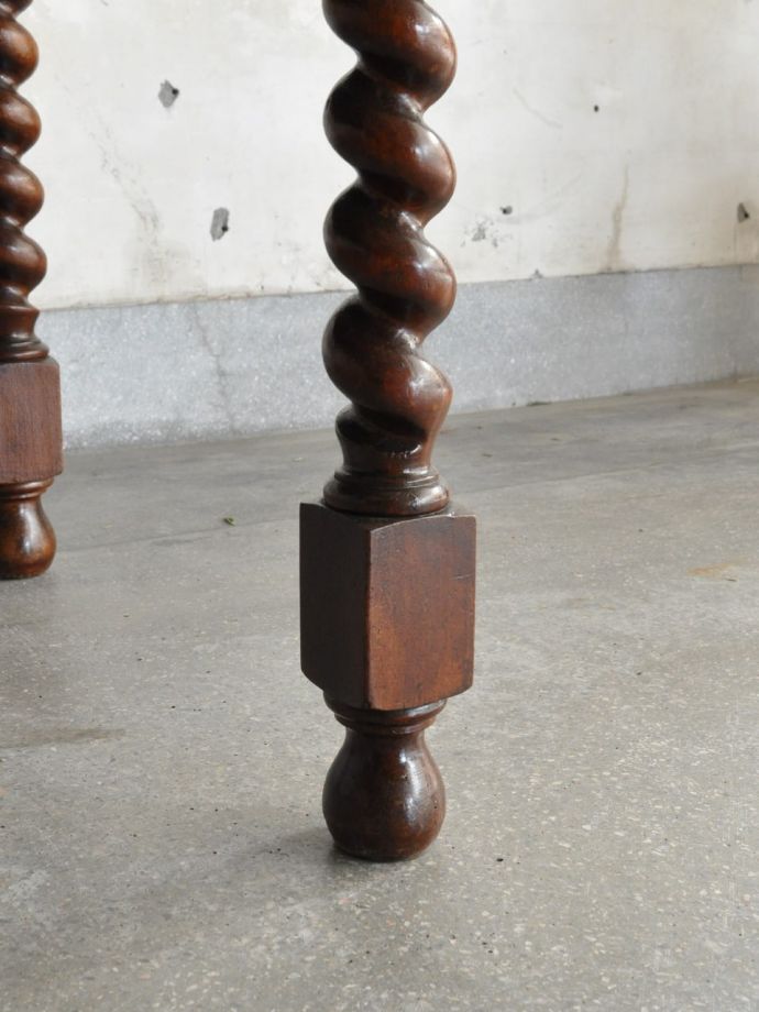 アンティークテーブルの脚