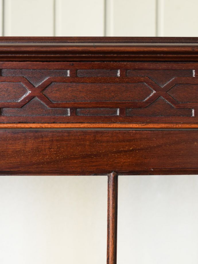 英国アンティーク家具らしい彫