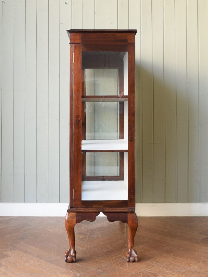 ガラスキャビネットの側面