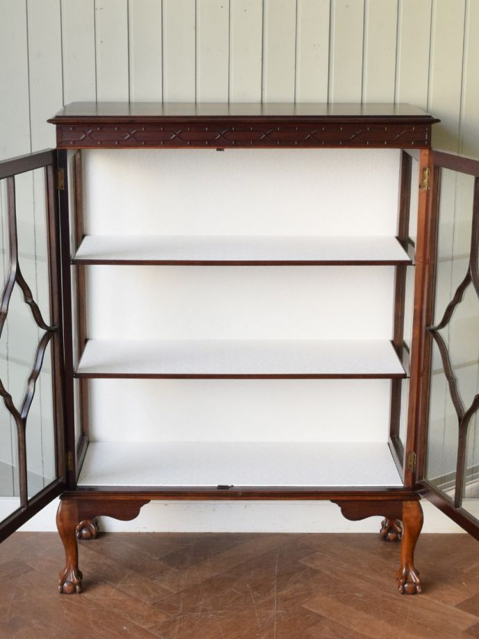 ガラスキャビネットの扉の中