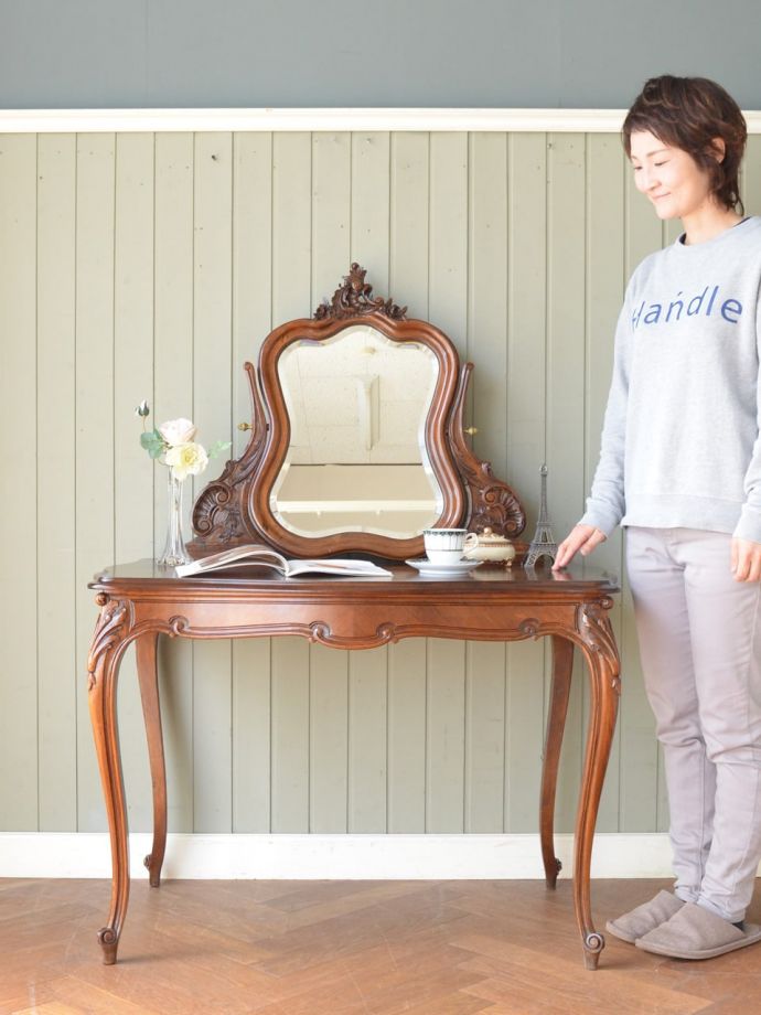 フランスのおしゃれなアンティークのドレッサー