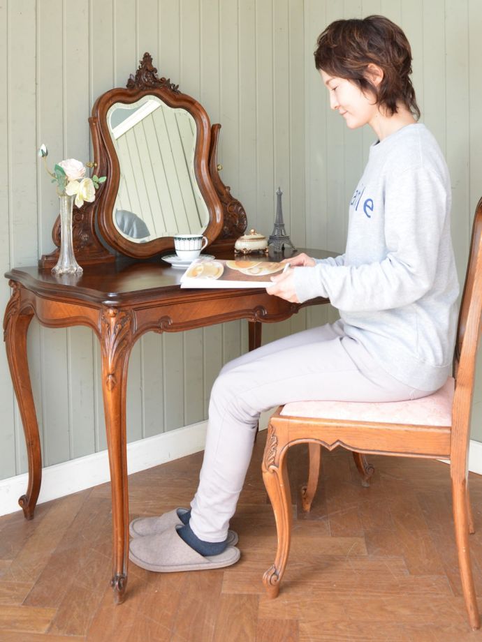 便利に使えるアンティークのドレッサー