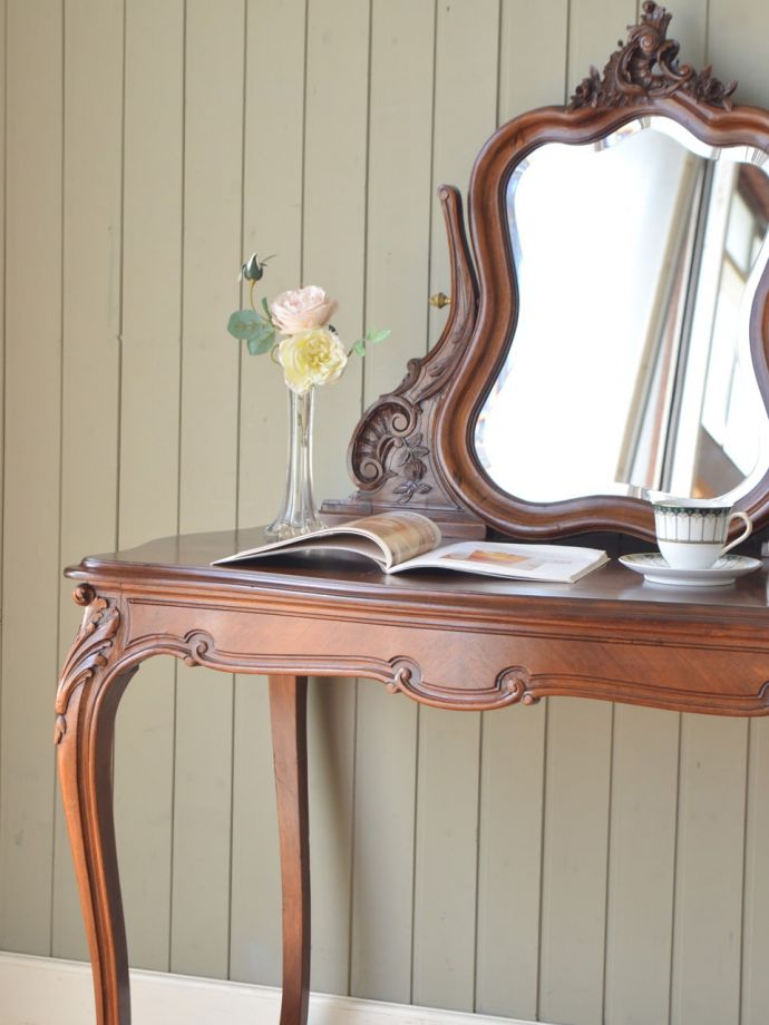 フランスのアンティークらしい美しい彫