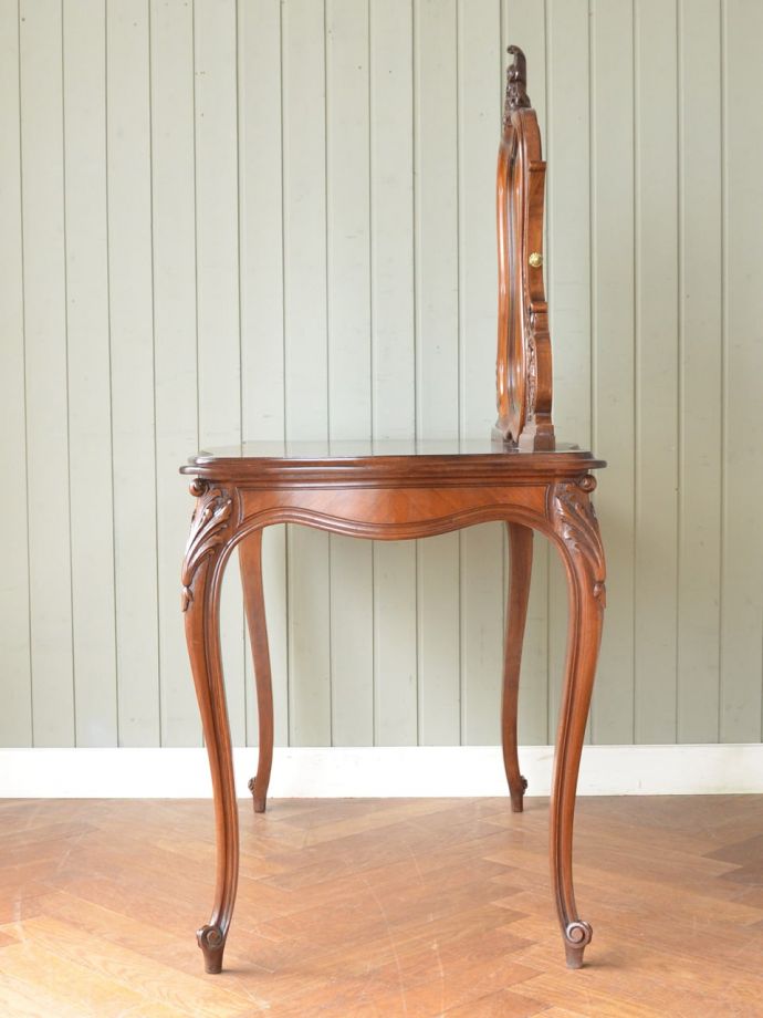 ドレッサーの側面