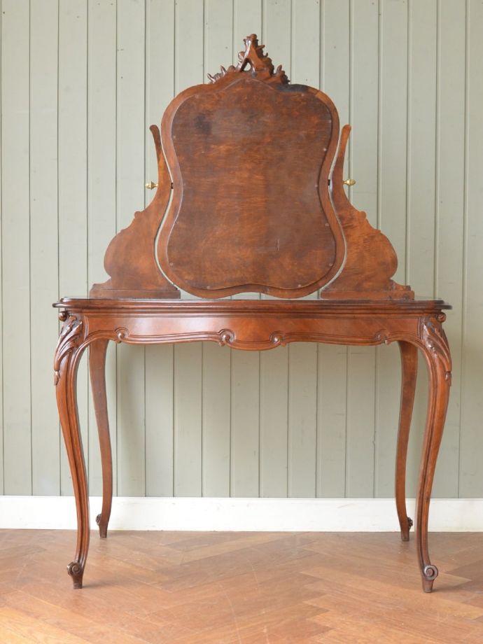 ドレッサーの後ろ姿