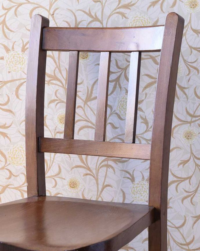 キッチンチェア　アンティーク チェア　木製の可愛いスクールチェア、イギリスのアンティーク椅子。背もたれは家庭のデザイン同じように見えて、それぞれの家庭で少しずつ違う背もたれのデザイン。(q-255-c)