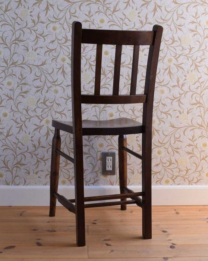 キッチンチェア　アンティーク チェア　木製の可愛いスクールチェア、イギリスのアンティーク椅子。後ろ姿にも自信アリ！ダイニングテーブルに並べた時、後ろから見ることも多い椅子。(q-255-c)