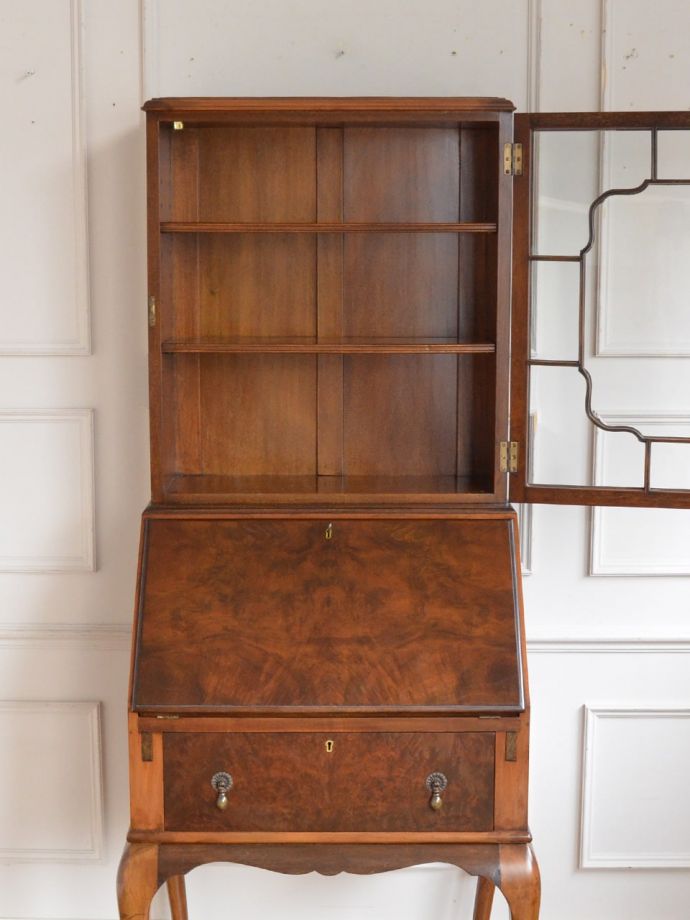 ビューローキャビネットの扉の中