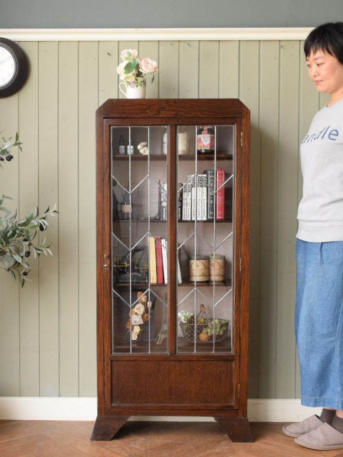 英国アンティークのガラスキャビネット
