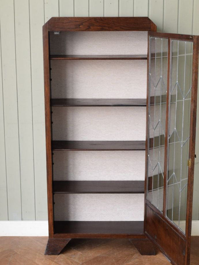 ガラスキャビネットの扉の中