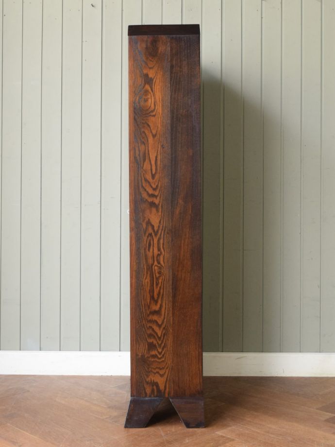 キャビネットの側面