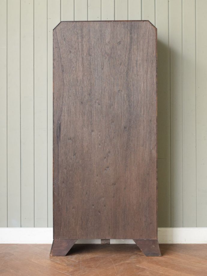 キャビネットの後ろ姿