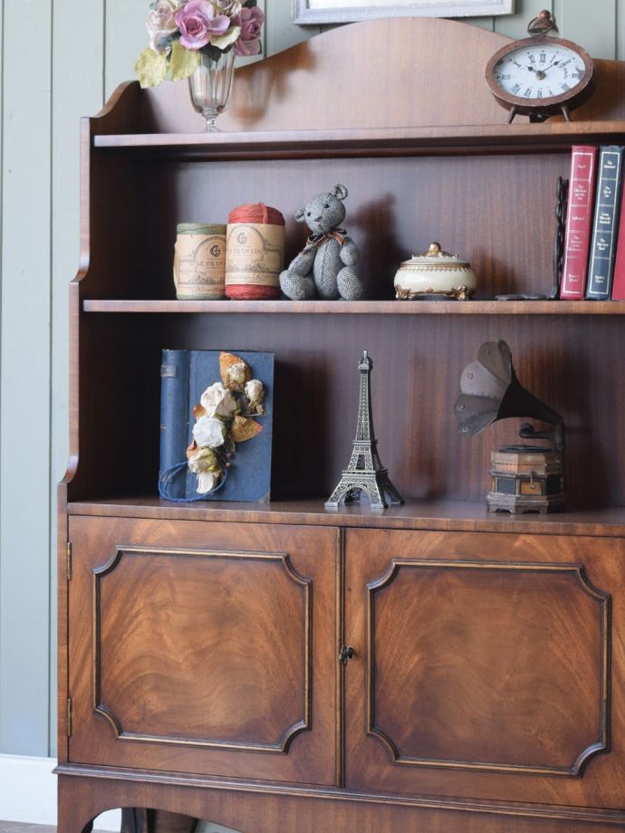 アンティークのオープンシェルフ