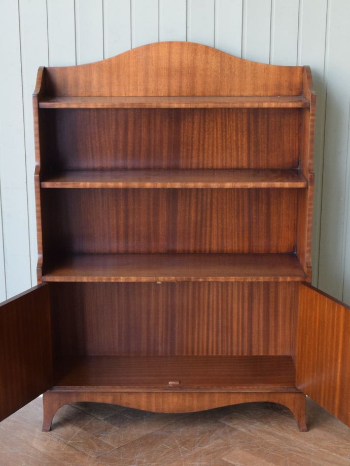 アンティークキャビネットの中