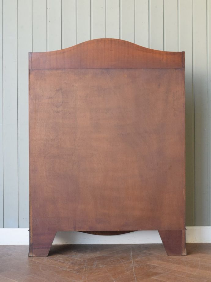 オープンシェルフの後ろ姿