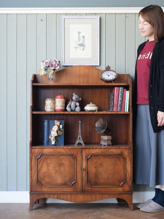 英国アンティークのキャビネット