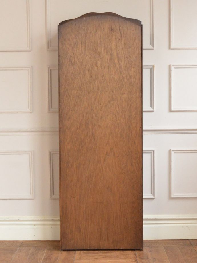 オープンシェルフの後ろ姿