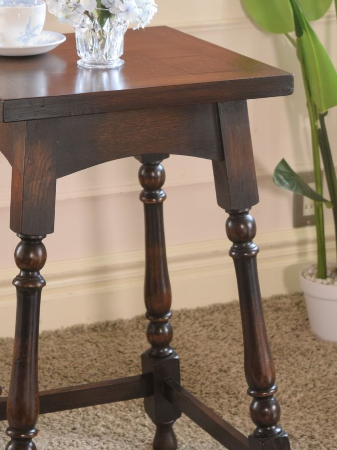 英国のアンティーク家具らしいデザイン