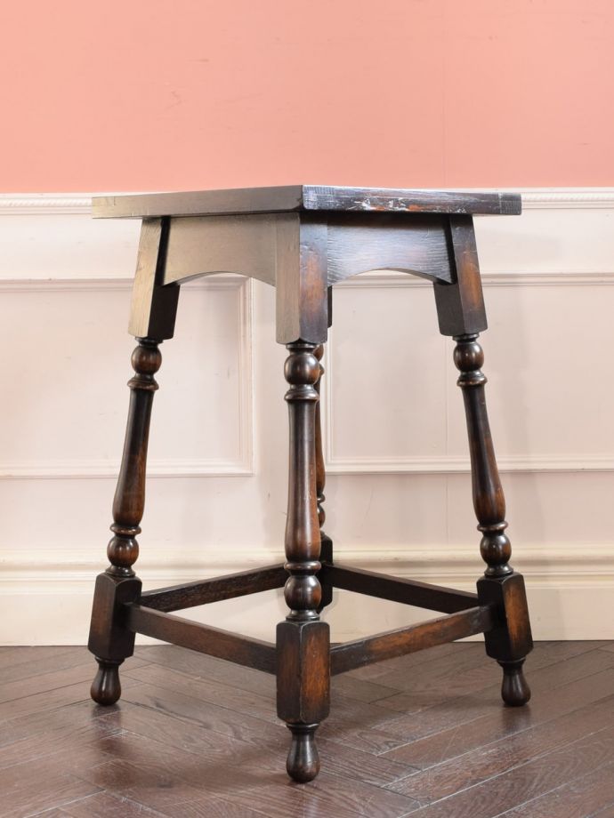 サイドテーブルの後ろ姿