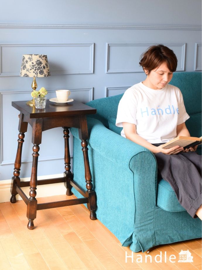 アンティークのサイドテーブル