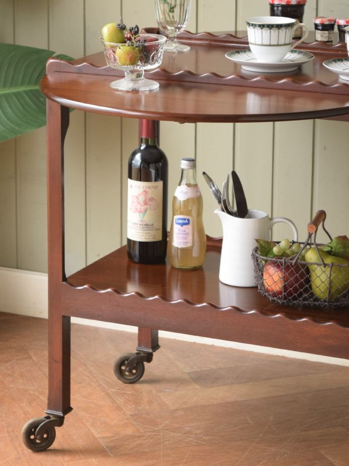 アンティーク家具らしさが漂うワゴン