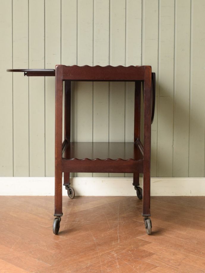 伸長式ワゴンを片方開くと