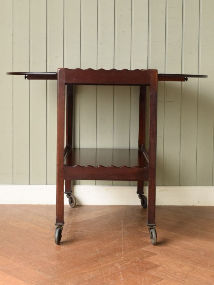 両方のリーフを開いた伸長式ワゴン