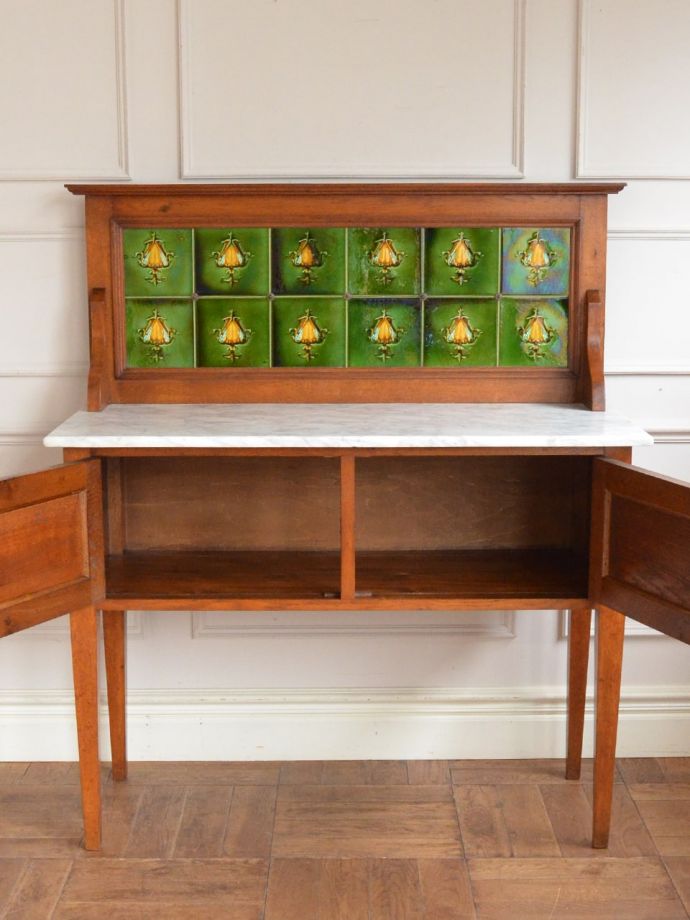 キャビネットの扉の中