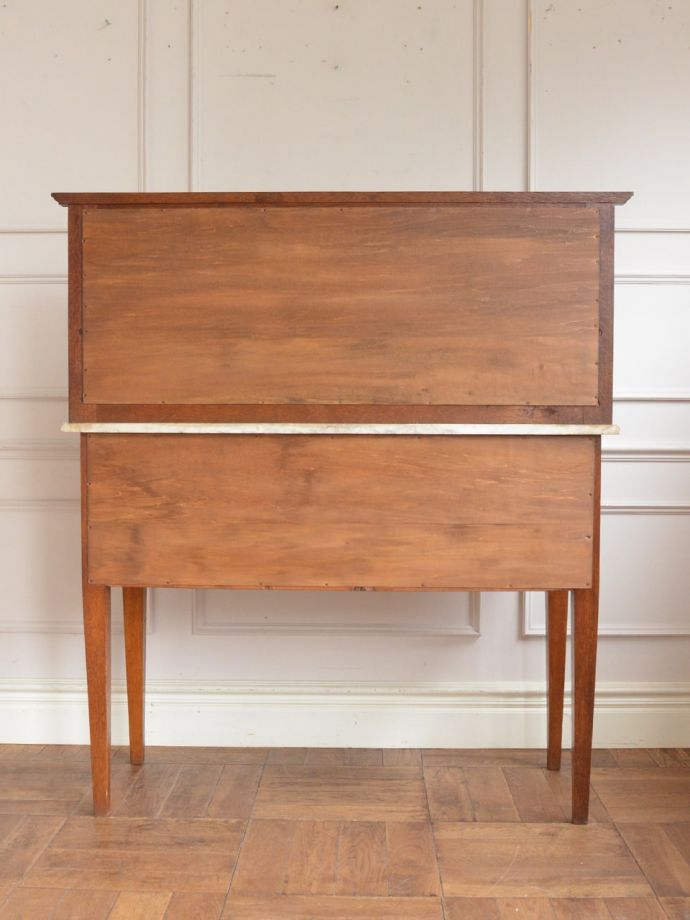 キャビネットの後ろ姿