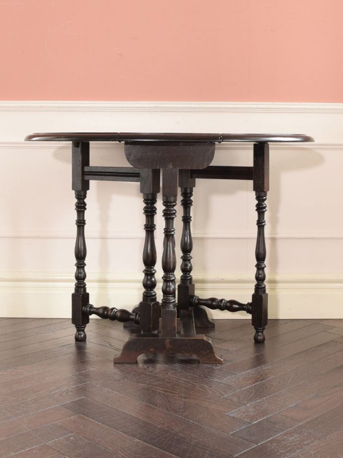 両足を広げた折り畳み式テーブル