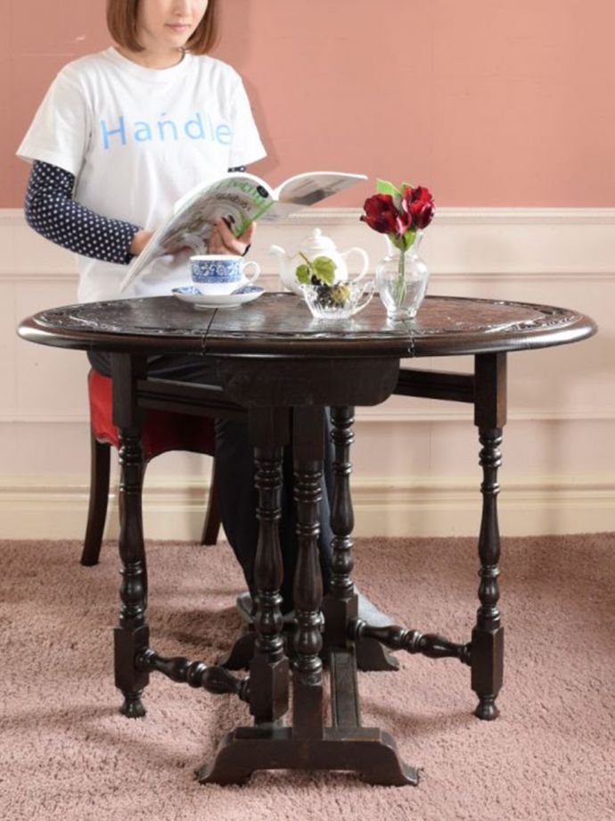 アンティークの折り畳み式テーブル