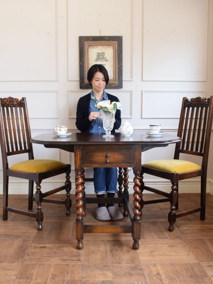 アンティークの伸長式テーブル