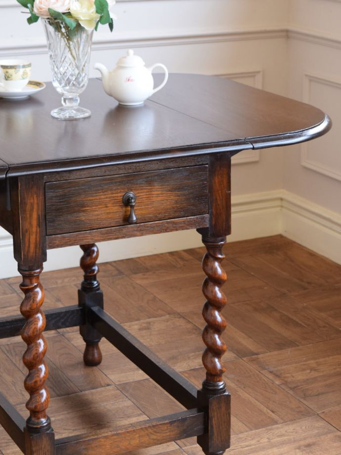 伸長式のおしゃれなアンティークテーブル