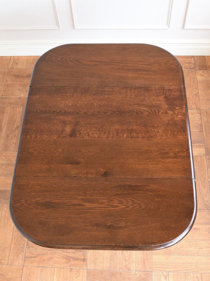 天板を広げた折り畳みテーブル