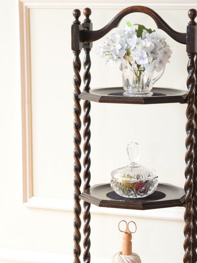 英国のアンティーク家具らしいデザイン