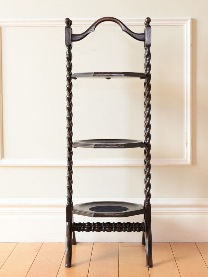 ケーキスタンドの後ろ姿