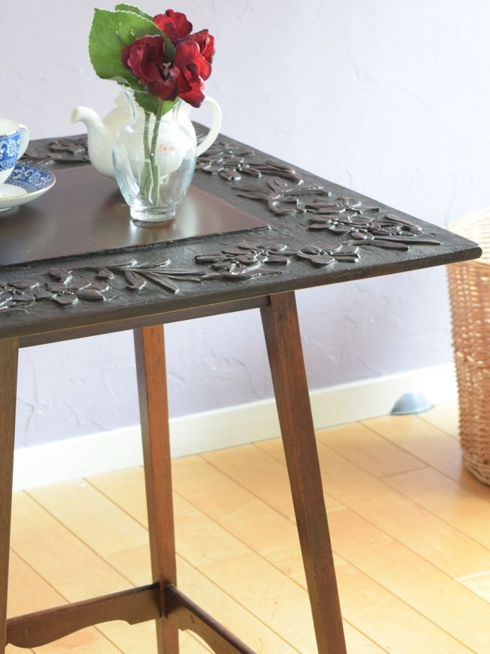 美しいアンティークのテーブル