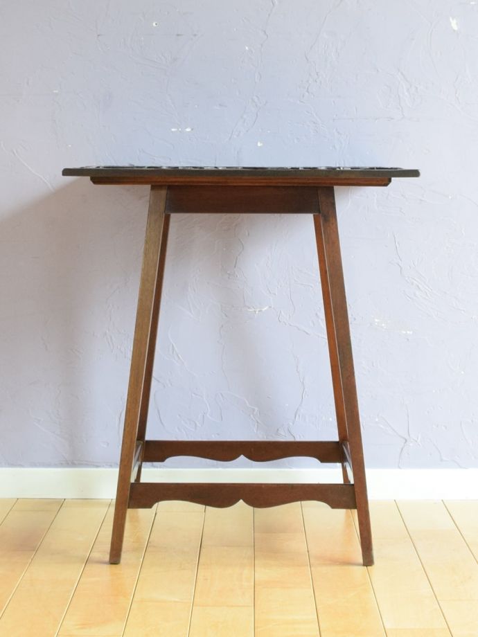 オケージョナルテーブルの後ろ姿