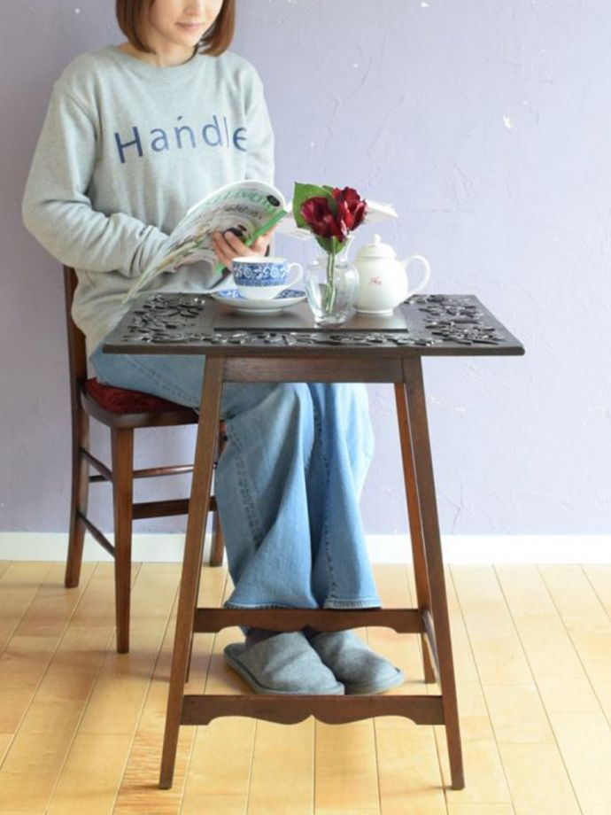 アンティークのオケージョナルテーブル