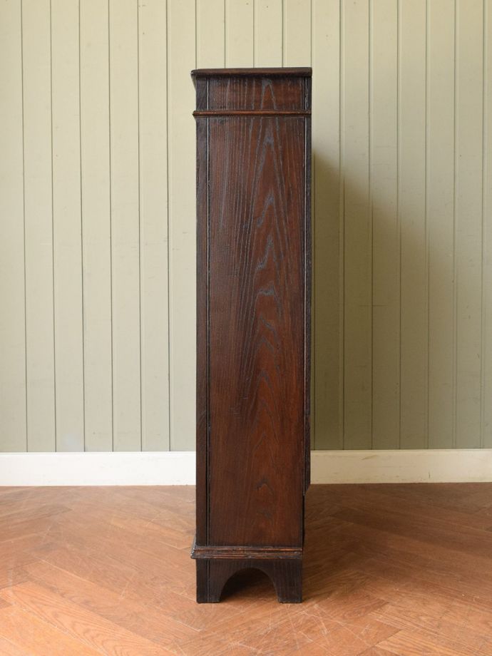 オープンシェルフの側面