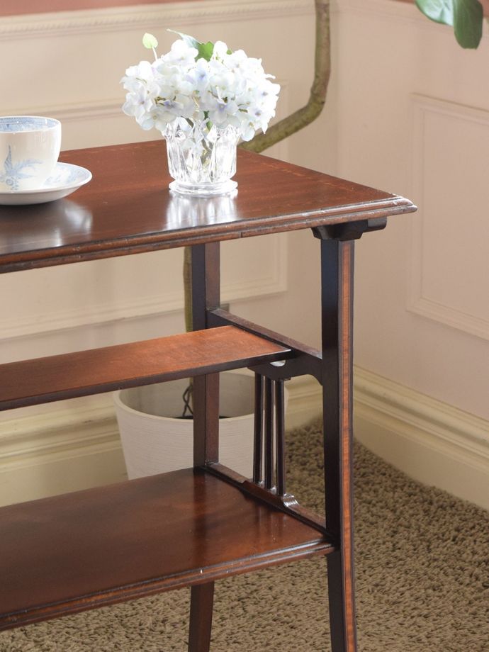 英国のアンティーク家具らしいデザイン