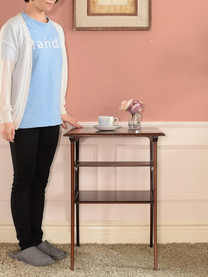 美しいアンティークのテーブル