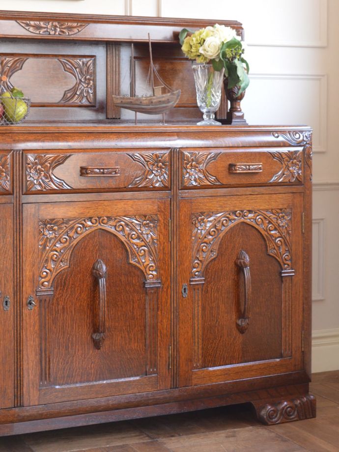 アンティーク家具らしさが漂うサイドボード