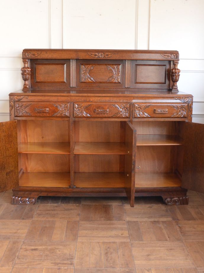 アンティークキャビネットの扉の中