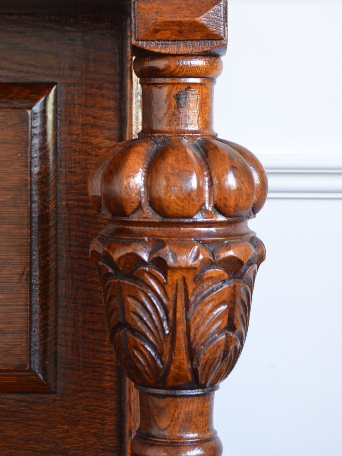 英国アンティーク家具らしい装飾