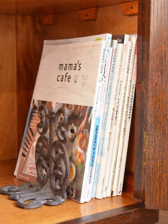 サイドボードの扉を開けると